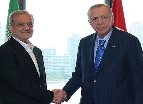 Ərdoğan əlini buraxmadı, Pezeşkian isə farsca… – Video