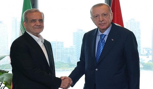 Ərdoğan əlini buraxmadı, Pezeşkian isə farsca… – Video