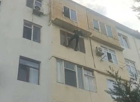 Eyvandan girib uşaqları valideynlərinə təhvil verdilər