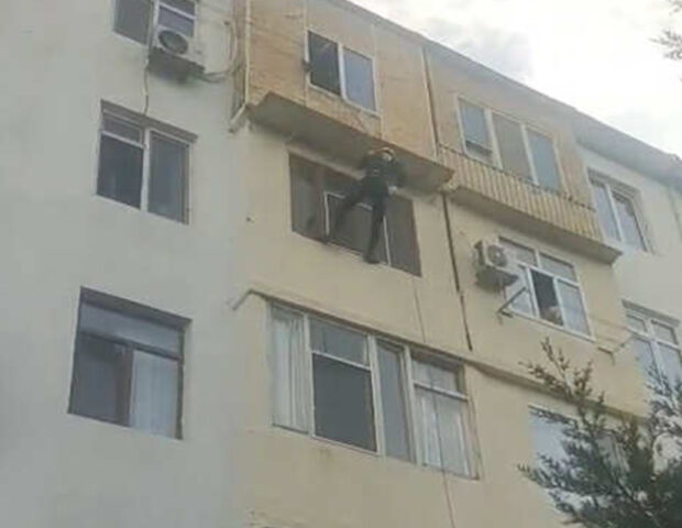 Eyvandan girib uşaqları valideynlərinə təhvil verdilər