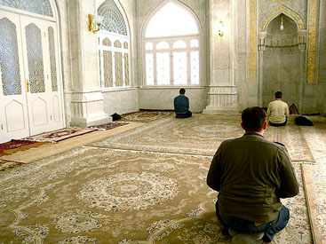 “Məscid alver yeri deyil, qutu qoyub pul yığmaq” – İlahiyyatçı SƏRT DANIŞDI