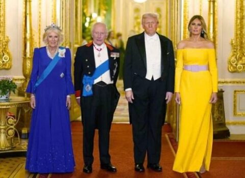 Kraliça və Melaniya geyimləri ilə Putinə mesaj verdilər