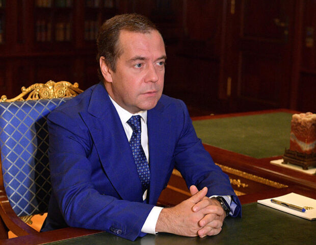 Medvedyev Zelenskini hədələdi: Axmaq!