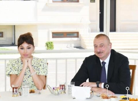 Prezidentlər və xanımları ziyafətdə…