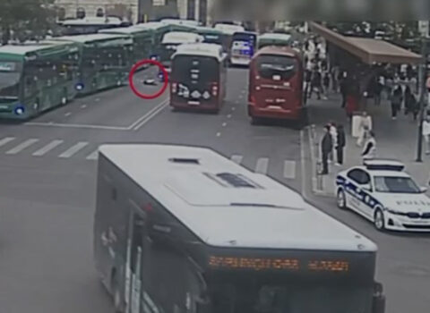 “28 May”da avtobus qadını vurdu – ANBAAN VİDEO