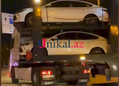 Bakıya gətirilən yeni avtomobilləri daşıyan maşın qəza törətdi – VİDEO