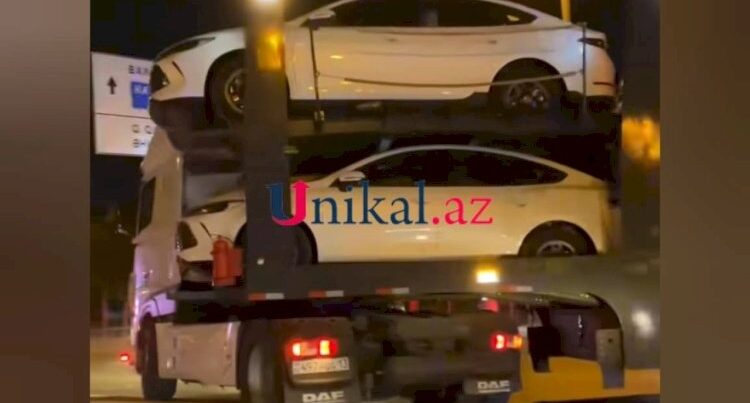Bakıya gətirilən yeni avtomobilləri daşıyan maşın qəza törətdi – VİDEO