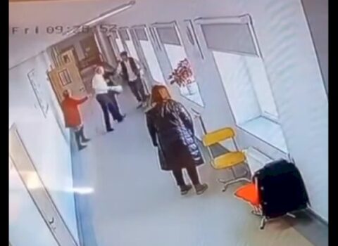 Direktor müavini xadiməni döydü — VİDEO