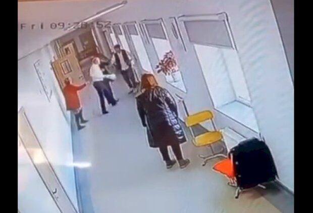 Direktor müavini xadiməni döydü — VİDEO