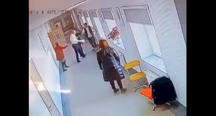 Direktor müavini xadiməni döydü — VİDEO