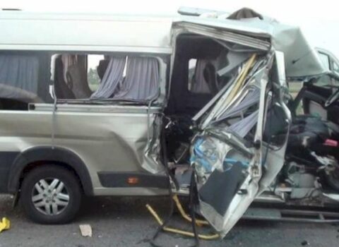 Bakıda mikroavtobus qəzaya düşdü – 19 yaralı