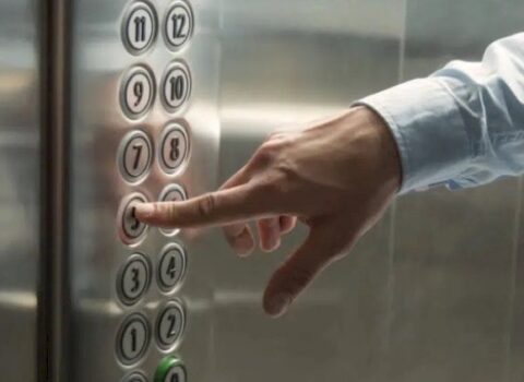 Liftdə 4 gün ac-susuz qaldı