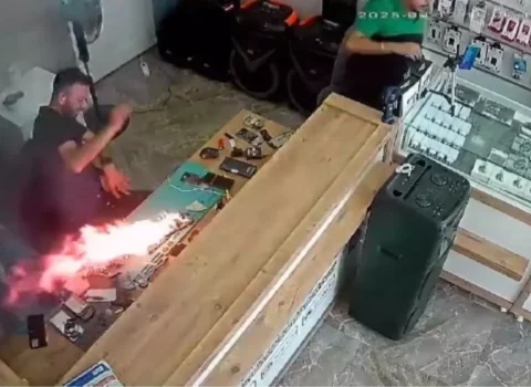 Telefonun batareyası partladı, adam alışdı — FOTO