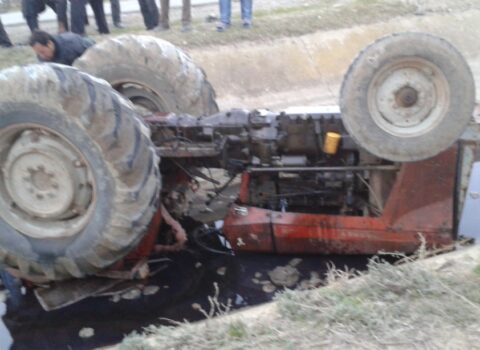 Laçında traktor dərəyə aşdı: ölən var