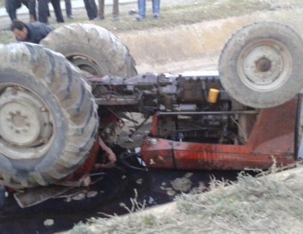 Laçında traktor dərəyə aşdı: ölən var