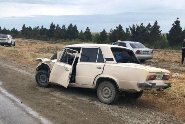 Maşın mağazaya çırpıldı: xəsarət alanlar var