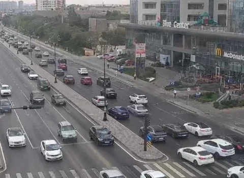 Bakının bir sıra yollarında nəqliyyatın sıxlığı müşahidə olunur