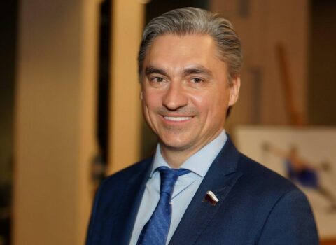 Deputat robotu işə götürdü – FOTO