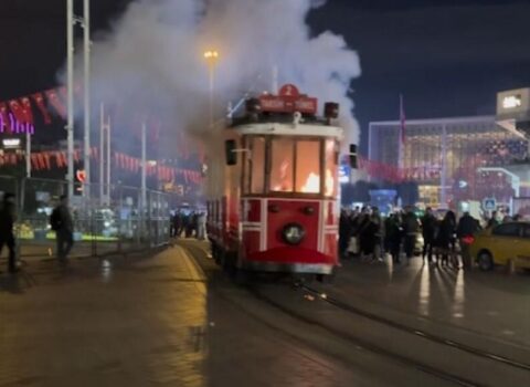İstanbulun məşhur tramvayı yandı – VİDEO