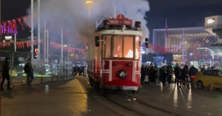 İstanbulun məşhur tramvayı yandı – VİDEO