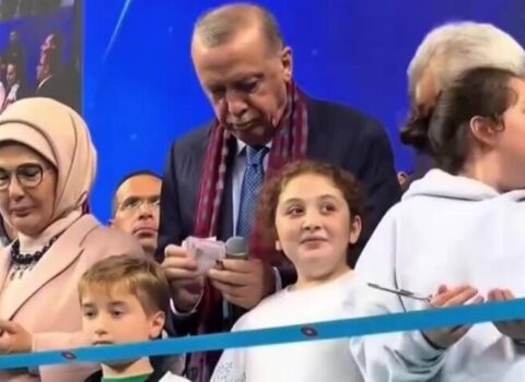 Ərdoğan tədbirdə uşaqlara pul payladı – VİDEO