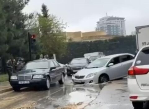 Bakıda avtomobil çuxura düşdü, tıxac yarandı – VİDEO
