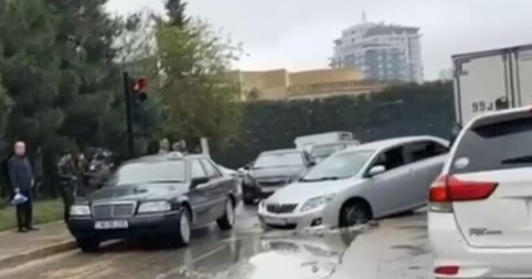 Bakıda avtomobil çuxura düşdü, tıxac yarandı – VİDEO