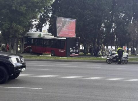 “Bakubus” Bulvara girdi, ağacları aşırtdı – VİDEO