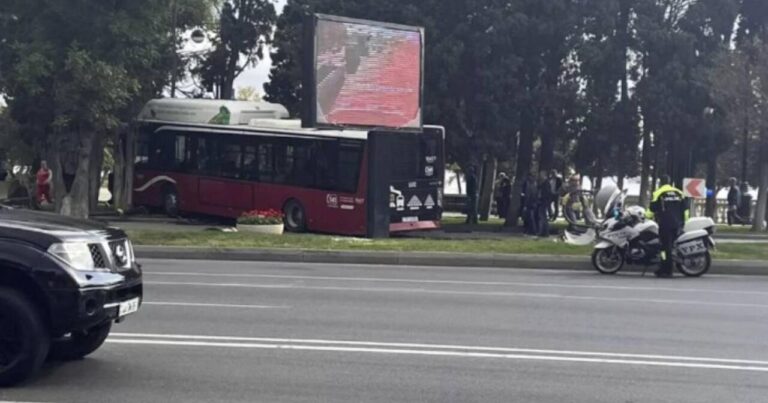 “Bakubus” Bulvara girdi, ağacları aşırtdı – VİDEO