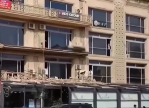 Bakıda binanın eyvanı restoranın üstünə uçdu