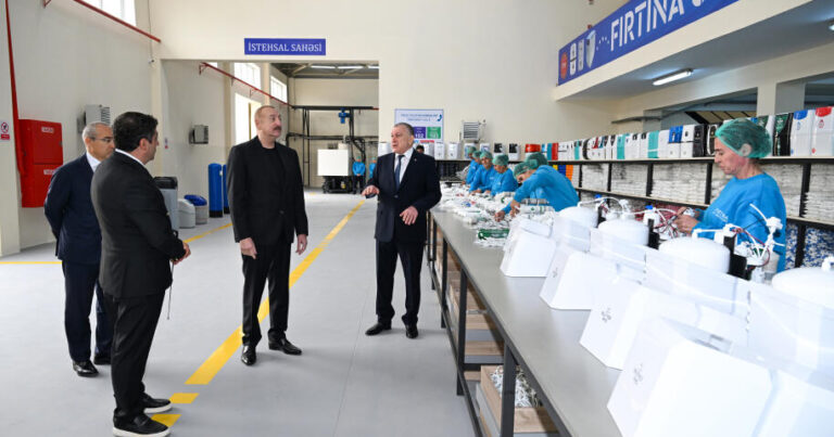 Prezident Sabirabadda su filtrlərinin istehsalı müəssisəsinin fəaliyyəti ilə tanış oldu Prezident Sabirabadda su filtrlərinin istehsalı müəssisəsinin fəaliyyəti ilə tanış oldu