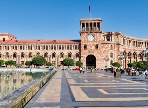 İrəvanda Paşinyanın ofisinin qarşısında etirazlar başladı
