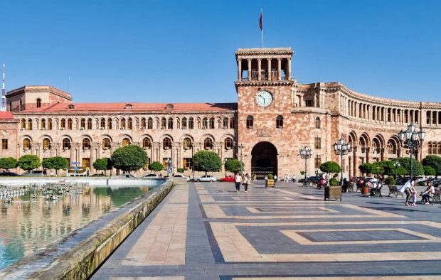 İrəvanda Paşinyanın ofisinin qarşısında etirazlar başladı