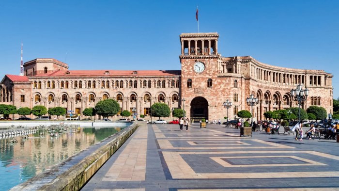 İrəvanda Paşinyanın ofisinin qarşısında etirazlar başladı