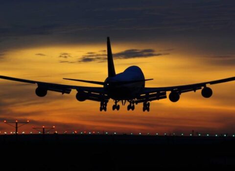 Özbəkistana uçan təyyarə Bakıda təcili eniş etdi