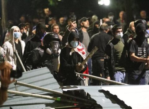 Tbilisidə toqquşma zamanı 14 polis YARALANDI/Yenilənib