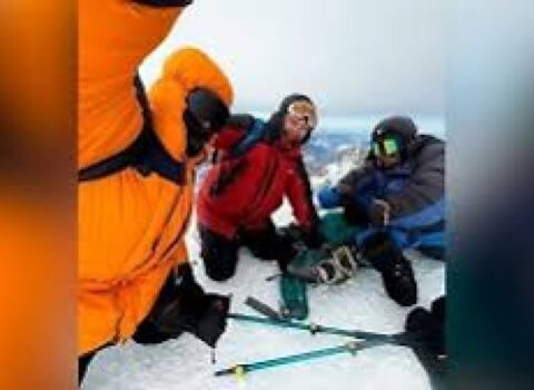 1000-ə yaxın alpinist Everestdə kömək gözləyir – VİDEO