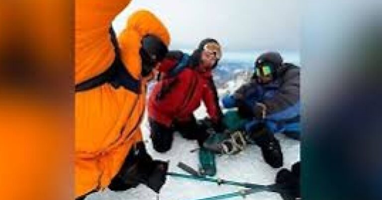 1000-ə yaxın alpinist Everestdə kömək gözləyir – VİDEO