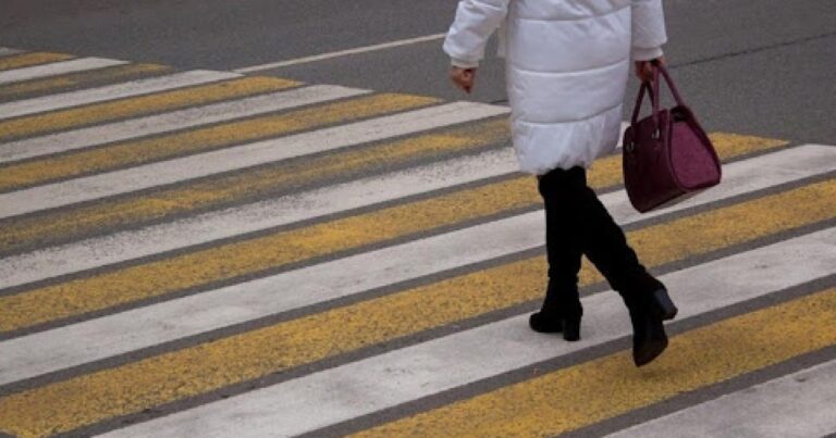 Yevlaxda maşın yolu keçmək istəyən qadınları öldürdü