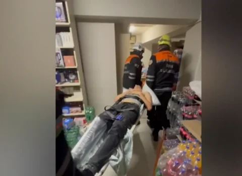 17 yaşlı oğlan mağazada yükləri qaldırarkən yıxıldı – VİDEO