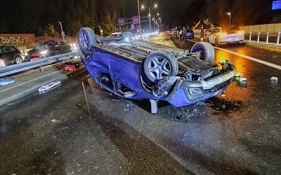 Polşada Rusiya səfirliyinə məxsus avtomobil aşıb