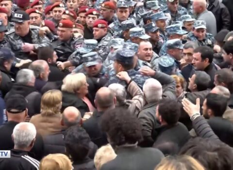 Gümrü sakinləri ilə polis arasında qarşıdurma – VİDEO