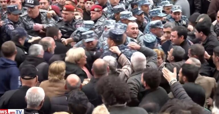 Gümrü sakinləri ilə polis arasında qarşıdurma – VİDEO