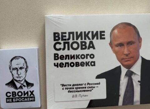 Rus rəsmisi ABŞ-yə Putinin şəkli olan konfetlər apardı