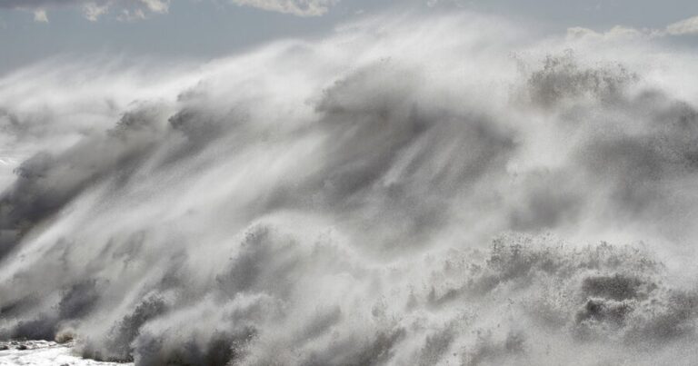 Fırtına 90 mindən çox evi işıqsız qoyub Fırtına 90 mindən çox evi işıqsız qoyub