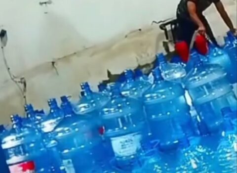 Növbəti su şirkətindən BİABIRÇILIQ: Suyu qablara ŞLANQLA DOLDURURLAR – VİDEO