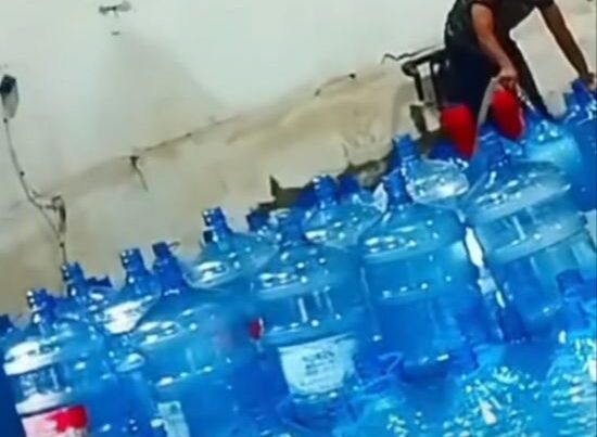 Növbəti su şirkətindən BİABIRÇILIQ: Suyu qablara ŞLANQLA DOLDURURLAR – VİDEO