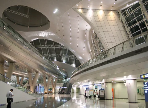 Ata və oğul dörd aydır Cənubi Koreya aeroportunda yaşayırlar