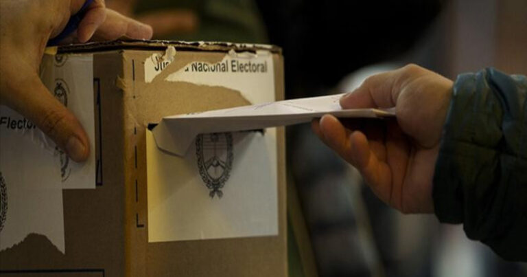 Argentinada parlament seçkiləri keçirilir Argentinada parlament seçkiləri keçirilir