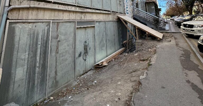 Bu küçədə qanunsuz tikinti: Nəsimi RİH hara baxır? — FOTOLAR